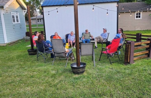 Emmetsburg House | Slice of Heaven w/Country Charm & All The Conveniences for Business & Pleasure!