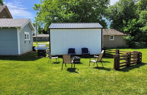Emmetsburg House | Slice of Heaven w/Country Charm & All The Conveniences for Business & Pleasure!