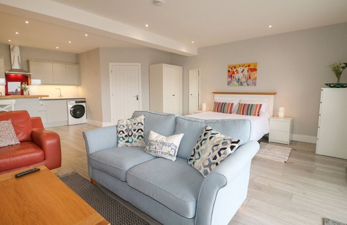 Rugeley Cottage | SLITTING MILL ANNEX, romantic, with hot tub in Rugeley