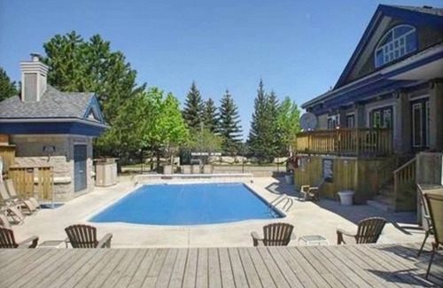 Craigleith Condo | Slopeside Condo - Wifi, Linens/Towels, Ski In/Out