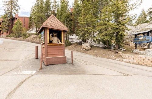 Mammoth Lakes Condo | Slopeside mountain retreat at Canyon Lodge