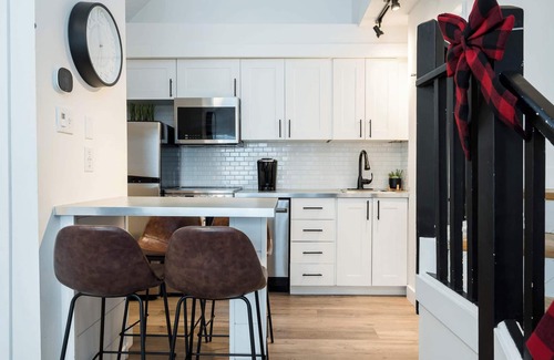 Craigleith Apartment | Slopeside Terminal - Shuttle, Pool & Hot Tub