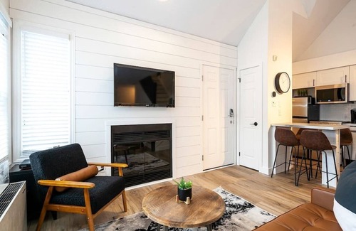 Craigleith Apartment | Slopeside Terminal - Shuttle, Pool & Hot Tub
