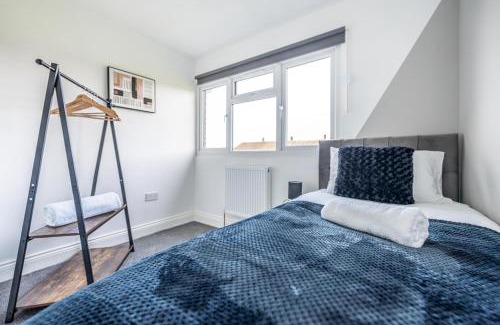 Langley Marish Apartment | Slough 3BR Home, Sleeps 4, Contractor-Friendly, Near M25, Free Parking