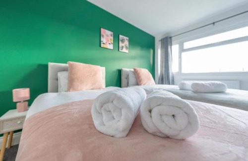 Langley Marish Apartment | Slough 3BR Home, Sleeps 4, Contractor-Friendly, Near M25, Free Parking