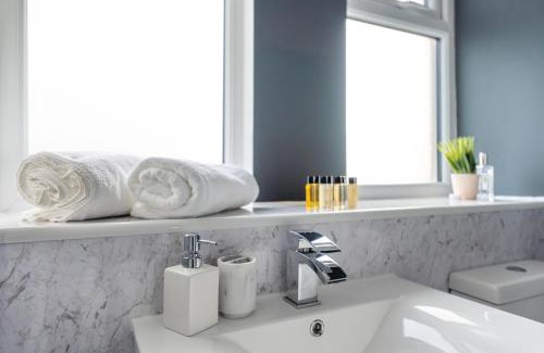 Langley Marish Apartment | Slough 3BR Home, Sleeps 4, Contractor-Friendly, Near M25, Free Parking