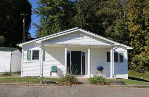 Athens House | Small House, 2 queen bedrooms, 1 bath, on route 33