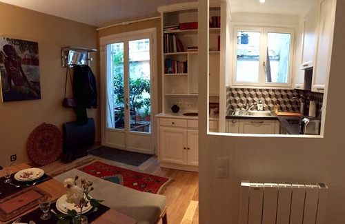 7th Arrondissement House | Small house, completely reniewed, at the back of a silent yard, with trees.