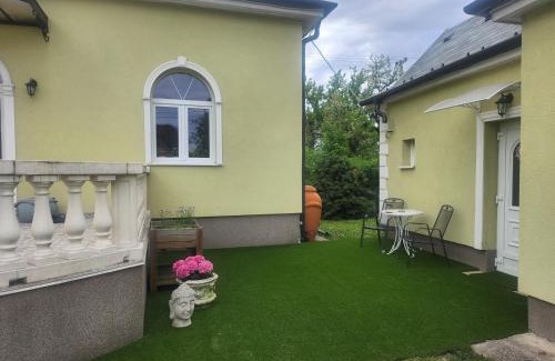 Rakosmente House | Small House in Green area