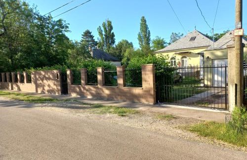Rakosmente House | Small House in Green area