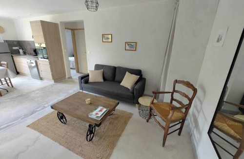 Collias House | Small house with wooded garden