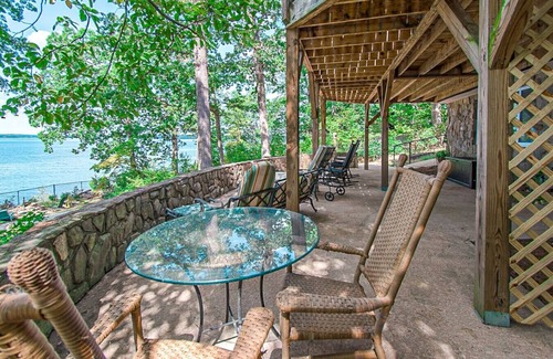 Southmont Apartment | Small piece of heaven on the lake - King suite
