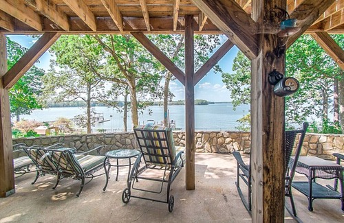 Southmont Apartment | Small piece of heaven on the lake - King suite