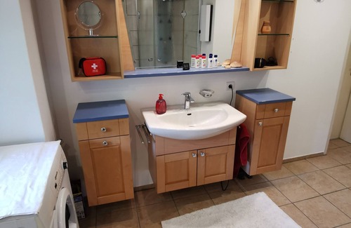 Stadtbezirk Nord Apartment | Small room with bathroom