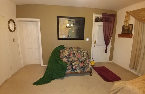 Mount Clemens Apartment | Small studio apt close to St Clair& Clinton River & downtown. Private entrance