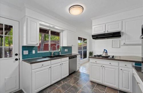 Taylor House | Small Town, Big House - Sleeps 8!