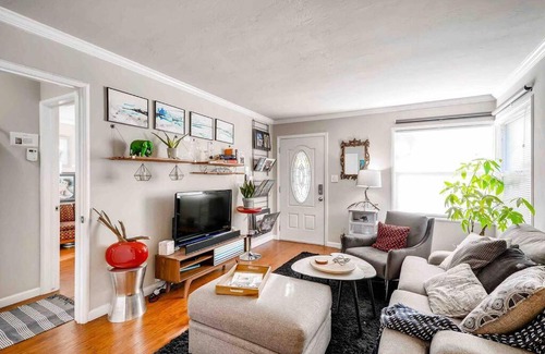 Southeastern Sacramento House | Smart Eclectic ART HOUSE near the beat