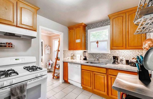 Southeastern Sacramento House | Smart Eclectic ART HOUSE near the beat