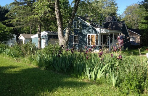 North Lakeport Cottage | Smartly attired 3 bedroom conveniently close to Lake Huron and State Park