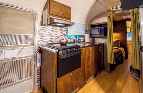 Crane Hill House | Smith Lake Glamping - ToNoMo Vintage Airstream