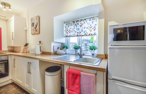 Peak District Cottage | SMITHY COTTAGE, romantic, character holiday cottage in Bradwell