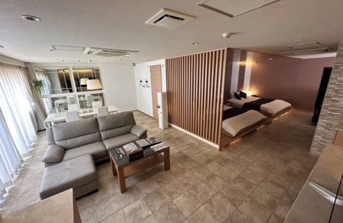 Toyonaka Hotel | SmokingLuxury city glamping Room Breakfast included barrel sauna BBQ openair bath/Toyonaka Ōsaka