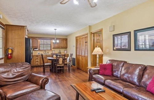 Pittman Center Cabin | Smoky Cove: Gorgeous, Pet Friendly Cabin located only 1 mile from Gatlinburg City limits!