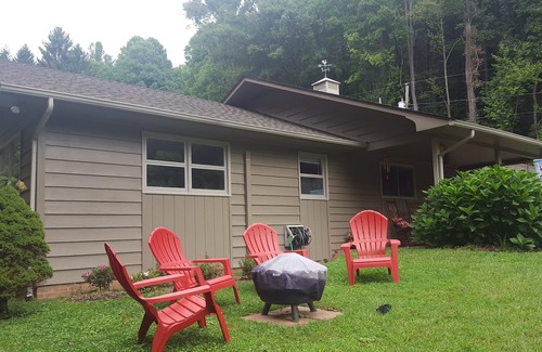 Waynesville House | Smoky Mountain Creekside Holiday! Squeaky clean!