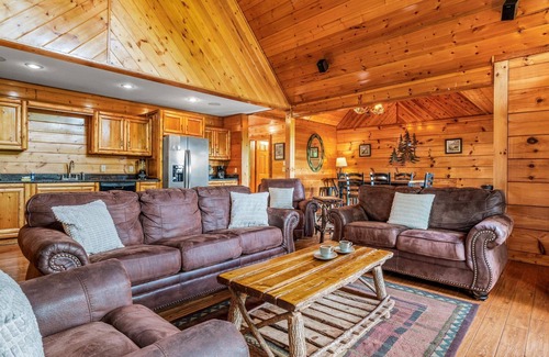 Black Bear Falls House | Smoky Top Lodge|GameRoom|HotTub|NearDowntownGatlinburg