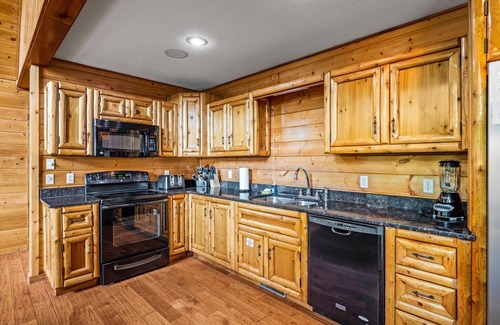 Black Bear Falls House | Smoky Top Lodge|GameRoom|HotTub|NearDowntownGatlinburg