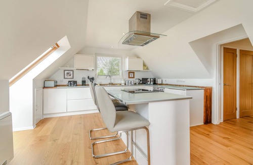 Milford Haven Cottage | SMUGGLERS REST, pet friendly, with hot tub in Pembroke Dock
