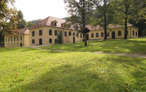 Kozarisce Apartment | Snežnik castle estate