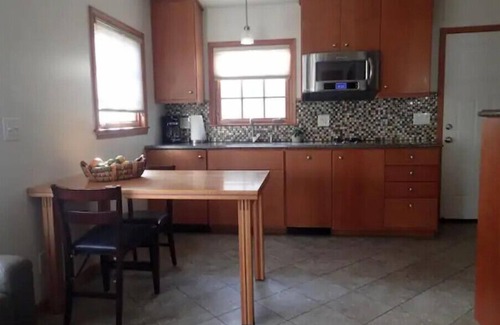 Downtown Cottage | SNOW BIRDS Monthly discounts available! 1 block to pier 1/2 block to sand