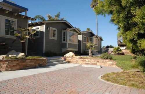 Downtown Cottage | SNOW BIRDS Monthly discounts available! 1 block to pier 1/2 block to sand