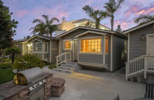 Downtown Cottage | SNOW BIRDS Monthly discounts available! 1 block to pier 1/2 block to sand