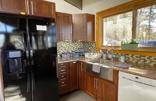 North Central Evergreen House | Snow capped views, wildlife, lake, close to skiing & Red Rocks Amphitheater