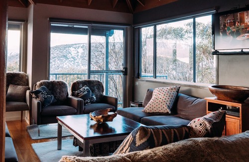 Falls Creek Ski Chalet | Snow Fall at Crows Nest, Falls Creek