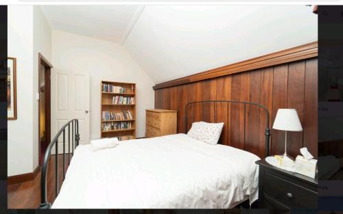 Perth Villa | Snow white's 2 bedroom dream Cottage with free parking