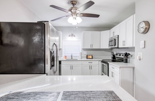 Old Northwood House | Snowbird-Friendly Home with Free WiFi, Full Kitchen, and Private Washer/Dryer