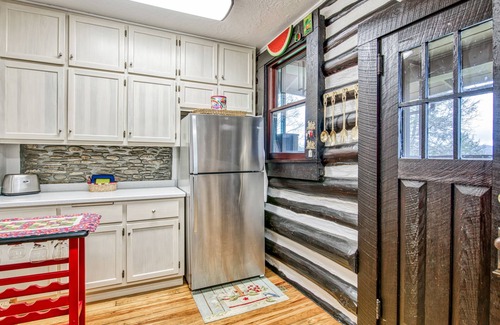 Lake Junaluska House | Snowbird-friendly house near golf with pool, mountain view, gas grill, & deck