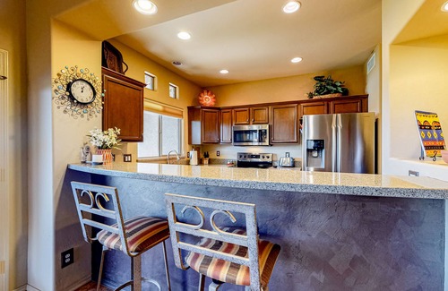 Rancho Vistoso Condo | Snowbird-friendly condo with AC, W/D, pool & pool spa & golf course-view deck