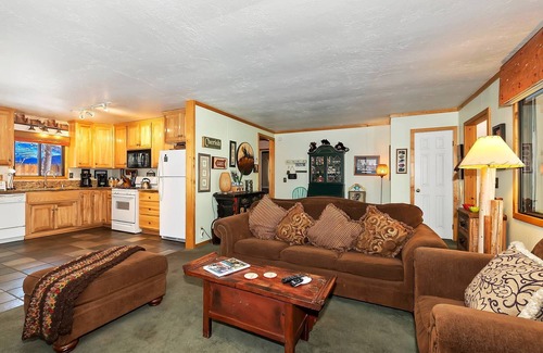 Fox Farm Cabin | Snowcrest Cottage By Destination Big Bear: Pet Friendly! Located in Fox Farm! Open concept! Spa!