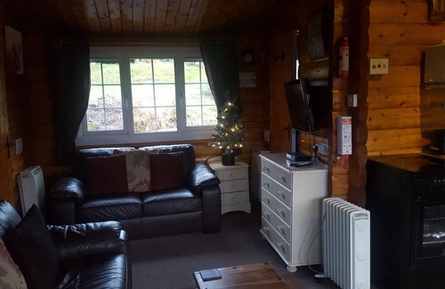 Bronaber Cabin | SNOWDONIA LOG CABIN RETREAT 4 BERTH FAMILY/PET FRIENDLY. STUNNING MOUNTAIN VIEWS