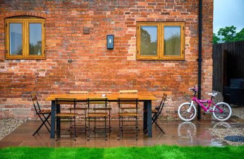 Wollerton House | SNOWDROP BARN - Located in Shropshire, great stay for friends & families with a hot tub