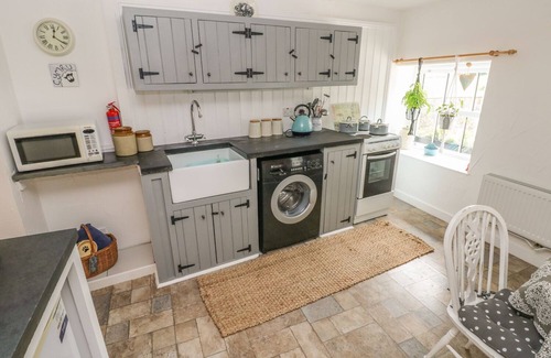 Laugharne Cottage | SNOWDROP COTTAGE, pet friendly, with hot tub in Laugharne