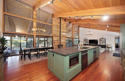 Apple Hill House | Snowline Lodge with Indoor Pool, Pickleball, Hot Tub and Disc Golf!