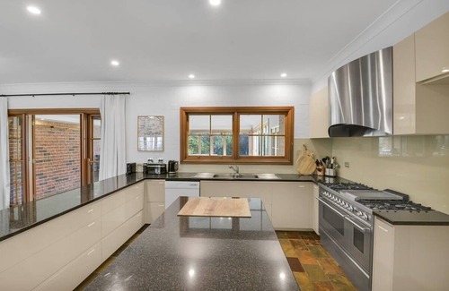 Canobolas House | Snowline - Ultimate Getaway, Pool, Sleeps 16