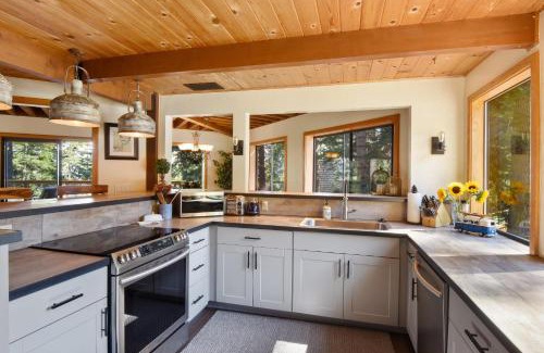 Talmont House | Snowshoe Cabin - 3 Decks BBQ & Hot Tub