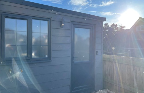Dunmow Apartment | Snug @ Stansted, Parking, Car Cleaning, EV Charging, 10min Airport Run
