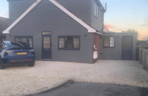 Dunmow Apartment | Snug @ Stansted, Parking, Car Cleaning, EV Charging, 10min Airport Run